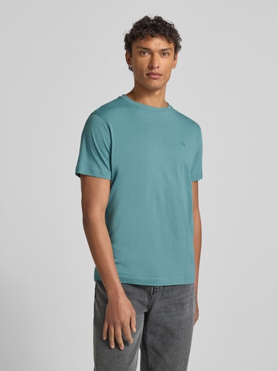 Männermodel trägt T-Shirt mit Label-Stitching von Lerros, Reine Baumwolle, Regular-Fit, gerippter Rundhalsausschnitt, Ganzkörperansicht von vorne.