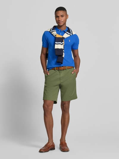 Männermodel trägt Slim Fit Poloshirt aus reiner Baumwolle von Polo Ralph Lauren in Optik: Unifarben, Kurzarm, Ganzkörperansicht von vorne.
