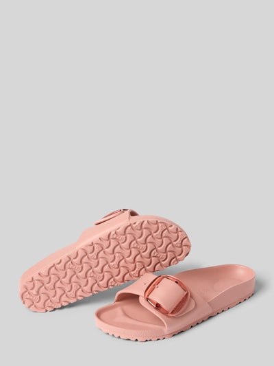 Produktfoto, Slipper mit offener Sohle Modell 'Madrid' von Birkenstock in Rosa, runde Form, Zierschnalle, Absatzhöhe 3 cm, strukturierte Sohle