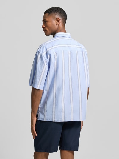 Męski model nosi Regular Fit Freizeithemd aus reiner Baumwolle von Strellson, wzór w paski, popelina, krótki rękaw, niebiesko-białe kolory, kołnierzyk typu kent, brustasza, krój regular fit, widok na całe ciało z tyłu.