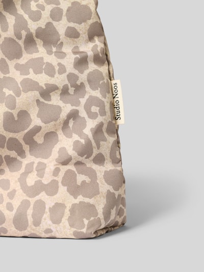 Produktfoto, Shopper im Allover-Look Modell 'Puffy Mom Bag' von STUDIO NOOS, beżowy nadruk, tekstura gładka, label-detail, Szerokość w rozmiarze 1: 58 cm, Długość: 43 cm, Głębokość: 8 cm, Długość paska: 71 cm