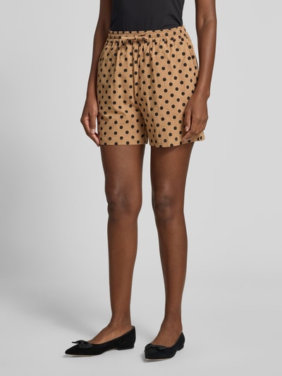 Frauenmodel trägt Shorts mit Eingrifftaschen Modell 'Rita' von LOLLYS LAUNDRY aus Reiner Baumwolle im Allover-Look, Regular-Fit, Nahaufnahme Oberschenkel.