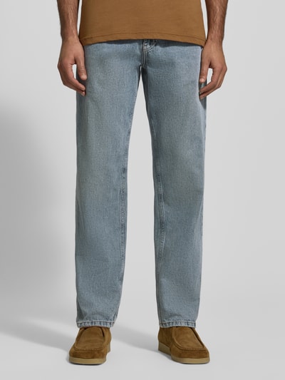 Männermodel trägt Jeans im Used-Look Modell 'Ryder' von Les Deux, Reine Baumwolle, Slim-Fit, mit Eingrifftaschen, Ganzkörperansicht von vorne.