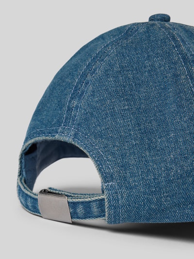 Produktfoto, Cap in Denim-Optik Modell 'Alovely' von OPUS aus reiner Baumwolle mit verstärktem Schirm und sichtbarem Stitching, blaue Textur