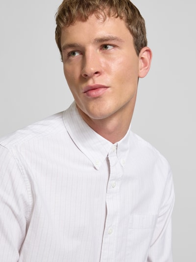 Männermodel trägt Classic Fit Freizeithemd mit Button-Down-Kragen von Calvin Klein Jeans aus Baumwoll-Elasthan-Mix, Nahaufnahme Oberkörper.