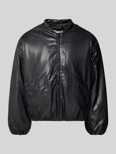 Produktfoto, czarna Bomberjacke in Leder-Optik od ANOTHER COTTON LAB, luźny krój, stójka, zamek, kieszenie, tekstura skóry
