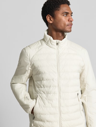 Mannelijk model draagt Regular fit sweatjack met steppdetails van Polo Ralph Lauren in gebroken wit, Heren sweatjack, Nahaufnahme Oberkörper