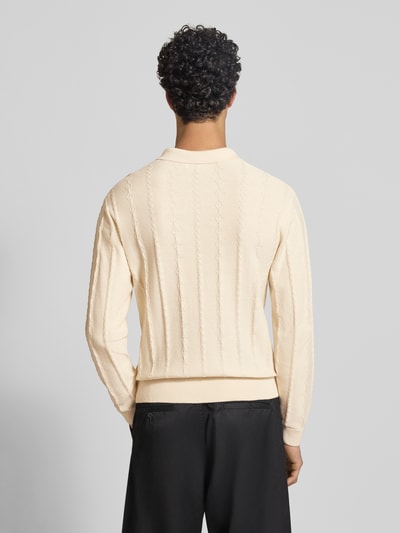Männermodel trägt Strickpullover mit Strukturmuster und Polokragen von REVIEW, Slim-Fit, Reine Baumwolle, Logo-Bestickung, Ganzkörperansicht Rückansicht.