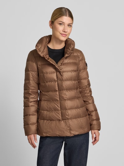 Frauenmodel trägt Steppjacke mit Eingrifftaschen von Peuterey, braune Farbe, Steppnähte, hoher Stehkragen, Ganzkörperansicht von vorne. Eng anliegende Passform, Abdeckleiste, Größe 36: Rückenlänge 72 cm, Schulterbreite 42 cm, Brustweite 44 cm, Ärmellänge 61 cm.