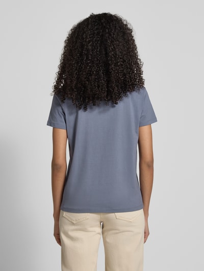Vrouwenmodel draagt T-shirt met motiefprint en ronde hals van Jake*s Casual, puur katoen, regular fit, ruglengte maat S 57 cm, Ganzkörperansicht Rückansicht.