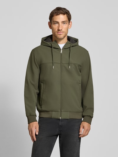 Männermodel trägt Regular Fit Funktionsjacke mit Kapuze von Tom Tailor Denim in Olivgrün, dezente Struktur, Ganzkörperansicht von vorne, Herren Funktionsjacke von Tom Tailor Denim.