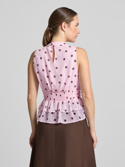 Vrouwenmodel draagt blouse met opstaande kraag, getailleerde pasvorm, Sierstrik, mouwloos design, met ruches, Model 'Ansol' van Neo Noir, ruglengte bij maat 36: 54 cm, Ganzkörperansicht Rückansicht