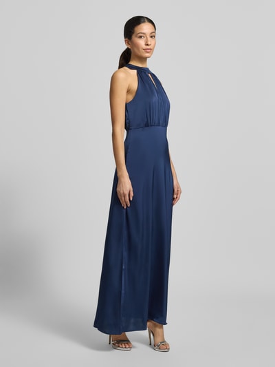 Vrouwenmodel draagt donkerblauw satijnen avondkleed met sleutelgat-hals, getailleerde pasvorm, model 'Ravenna' van Vila, full-body vooraanzicht.