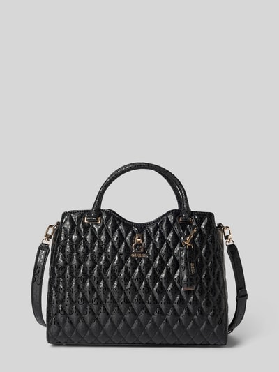 Produktfoto, czarna Tote Bag in Stepp-Optik Modell 'Latona' od GUESS, Główna przegroda z zamkiem błyskawicznym, odpinany pasek na ramię, Szerokość w rozmiarze 1: 33 cm, Długość w rozmiarze 1: 28 cm, Głębokość w rozmiarze 1: 12 cm, długość paska na ramię w rozmiarze 1: 122 cm, efekt pikowania, błyszcząca powierzchnia, tekstura w romby.
