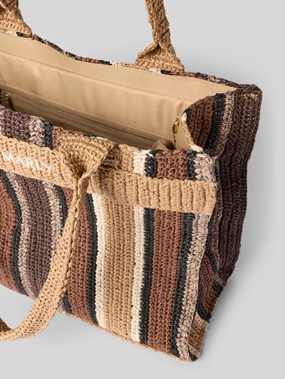 Produktfoto, Strandtasche mit Logo-Stitching Modell 'Beach Bestie' von Hey Marly in Braun-, Beige- und Schwarztönen, offenes Hauptfach, Reißverschlussfach innen, kurze Tragegriffe, Maße 41 cm Breite, 32 cm Länge, 17 cm Tiefe, Schulterriemen 63 cm.