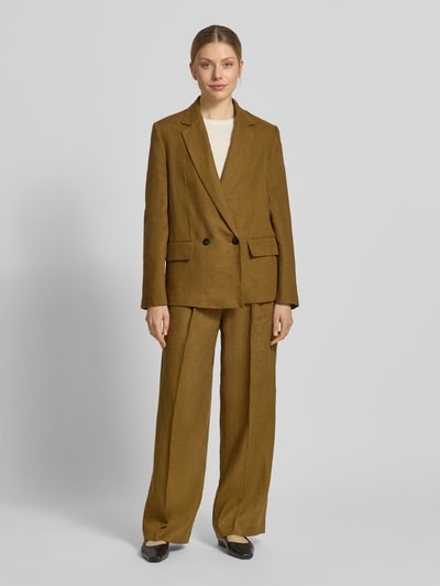 Frauenmodel trägt Blazer mit Pattentaschen Modell 'TEMPOLI' von Mango aus Reines Leinen, Gerader-Schnitt, Reverskragen, Knopfverschluss, Ganzkörperansicht von vorne.