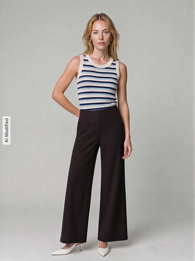 Frauenmodel trägt Regular Fit Weite Hose aus Viskose-Mix Modell 'NALEY' von SEDUCTIVE, Damen Weite Hose, schwarze Farbe, fließende Textur, Ganzkörperansicht von vorne.