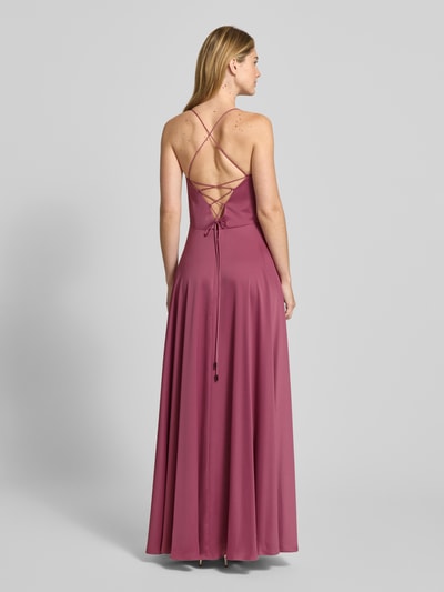 Frauenmodel trägt Abendkleid mit rückseitiger Schnürung und Wasserfall-Ausschnitt von V.M., A-Linie, Material-Mix mit Stretch-Anteil, Maxikleid, Rückenlänge 155 cm, Brustweite 33 cm, Produktfoto in Ganzkörperansicht Rückansicht.