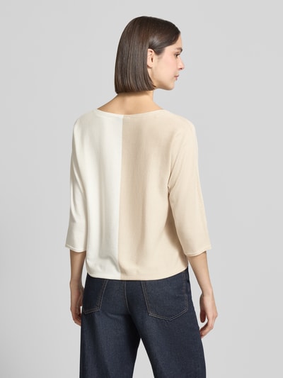 Vrouwenmodel draagt Regular Fit Strick-Shirt aus Baumwoll-Mix van s.Oliver BLACK LABEL in colour-blocking-look met boothals en 3/4-mouwen, katoenmix knitwear, kleur crème en beige, Ganzkörperansicht Rückansicht.