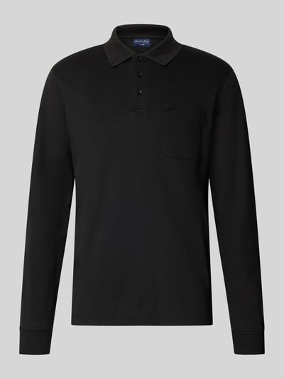 Produktfoto, Regular Fit Poloshirt mit Baumwoll-Anteil von Christian Berg Men in Schwarz, Langarm, Brusttasche, glatte Textur, neutraler Hintergrund