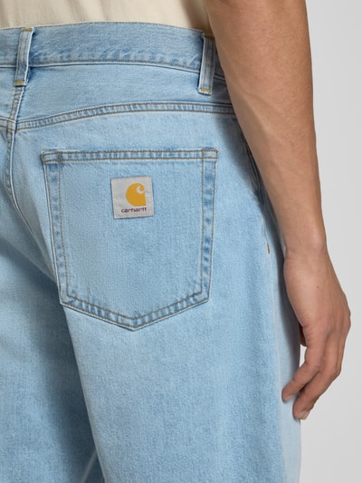 Männermodel trägt Jeansshorts mit Eingrifftaschen Modell 'Robertson' von Carhartt Work In Progress in Hellblau, Reine Baumwolle, Relaxed-Fit, Detailaufnahme Rückansicht.