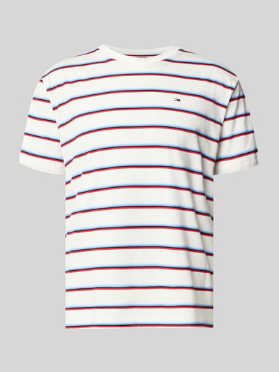 Produktfoto, Regular Fit T-Shirt aus reiner Baumwolle von Tommy Jeans, Herren T-Shirt mit Optik:Allover-Muster, Streifenmuster, Logo-Stitching, Rundhals, Kurzarm, Materialverarbeitung: Jersey, weiße Grundfarbe mit blauen und roten Streifen.