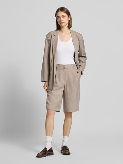 Frauenmodel trägt Regular Fit Bermudas mit Bundfalte Modell 'LINDA' von Only in Melange-Optik mit seitlichen Eingrifftaschen, Ganzkörperansicht von vorne.