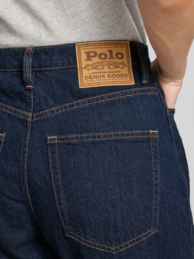 Frauenmodel trägt Tapered Fit Barrel Jeans aus reiner Baumwolle von Polo Ralph Lauren in dunkler Jeans-Optik, Nahaufnahme Rückansicht. Damen Barrel Jeans von Polo Ralph Lauren