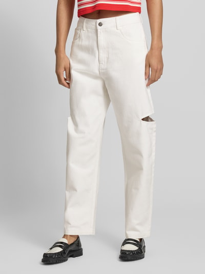 Frauenmodel trägt Barrel Jeans mit seitlichen Cut Outs von Karo Kauer in Weiß aus Reine Baumwolle, 5-Pocket-Design, Knopf- und Reißverschluss, Ganzkörperansicht von vorne.