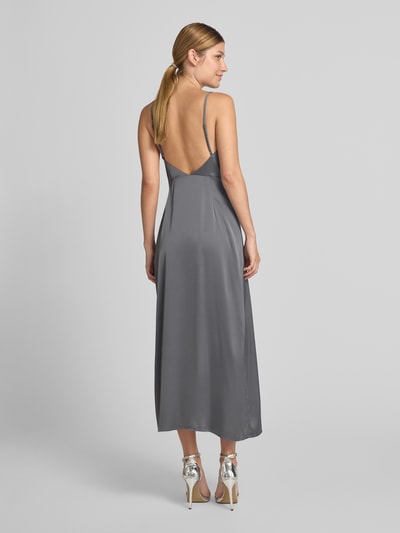 Frauenmodel trägt Abendkleid aus Satin Modell 'RAVENNA' von VILA in Grau mit Spaghettiträgern, glatter Textur, Ganzkörperansicht Rückansicht.