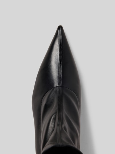 Produktfoto, schwarze High Heels mit Label-Detail von Anine Bing, spitze Form, glatte Textur, Absatzhöhe 3 cm, Schafthöhe 9 cm