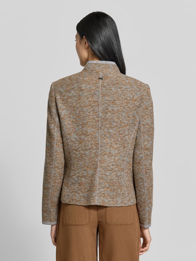 Frauenmodel trägt Blazer aus Baumwoll-Mix mit Stehkragen von White Label in Braun-Grau, strukturierte Oberfläche, Ganzkörperansicht Rückansicht. Taillierte Passform, aufgesetzte Taschen, Knopfleiste, Rückenlänge 56 cm, Brustweite 46 cm, Ärmellänge 62 cm.