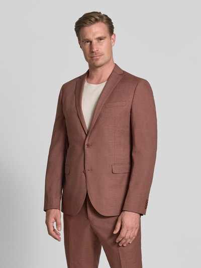 Männermodel trägt Slim Fit Sakko mit Viskose-Anteil von s.Oliver BLACK LABEL in warmem Braunton, feine Struktur, Ganzkörperansicht von vorne
