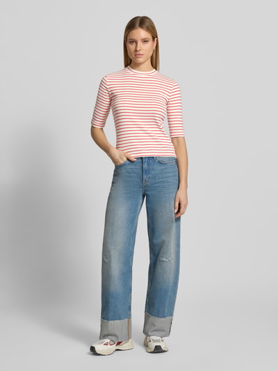 Vrouwenmodel draagt T-shirt met 3/4-mouw van Lanius in rood-witte strepen, puur katoen, slim fit, ronde hals, ruglengte maat 36: 53 cm, volledige lichaamsaanzicht voorkant.