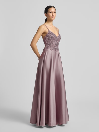 Vrouwenmodel draagt 'Abendkleid mit Perlen und V-Ausschnitt' van Laona in satijn, getailleerde fit, maxijurk met parels, V-hals, voorkant totaalbeeld