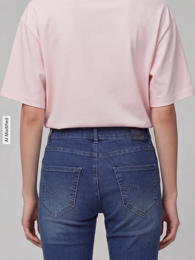 Männermodel trägt Straight Fit Jeans aus Baumwoll-Mix Modell 'LIV' von TONI w kolorze niebieskim, gładka struktura, detal z tyłu, Ganzkörperansicht Rückansicht, damskie jeansy Straight Fit od TONI, KI-modifiziertes Bild.