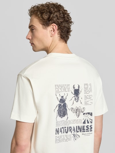 Männermodel trägt Relaxed Fit T-Shirt aus reiner Baumwolle von Marc O'Polo, Optik: Unifarben, Foto-Print, Kurzarm, Heavy Jersey, Ganzkörperansicht Rückansicht.