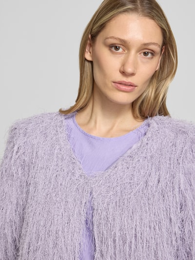 Frauenmodel trägt Jacke mit Fransen und 3/4-Arm Modell 'Tabea' von GUIDO MARIA KRETSCHMER WOMAN in Flieder, Regular-Fit, Nahaufnahme Oberkörper.