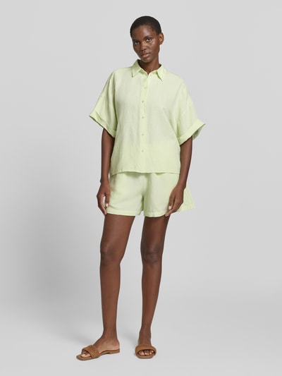 Frauenmodel trägt Regular Fit Bluse aus Leinen-Viskose-Mix Modell 'BISENAS' von BOSS Orange, Optik: Unifarben, Kurzarm, Hemdblusenkragen, einreihige Knopfleiste, Ganzkörperansicht von vorne.