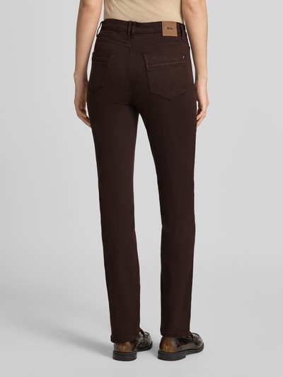 Vrouwenmodel draagt donkerbruine Straight Fit Jeans uit Lyocell-mix model 'MARY' van Brax, dames straight fit jeans, achteraanzicht volledige lichaamsfoto