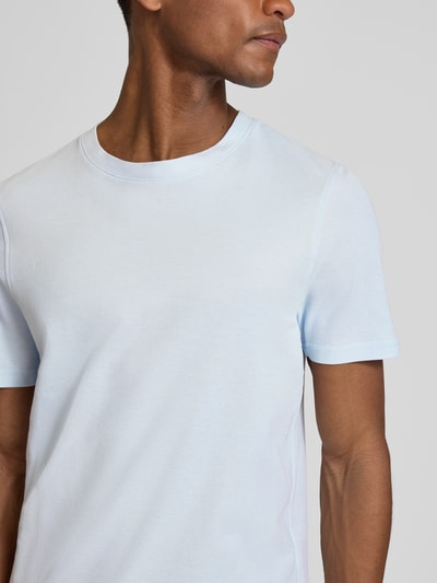 Männermodel trägt T-Shirt mit Rundhalsausschnitt von MCNEAL in Hellblau, reine Baumwolle, Slim Fit, Nahaufnahme Oberkörper.