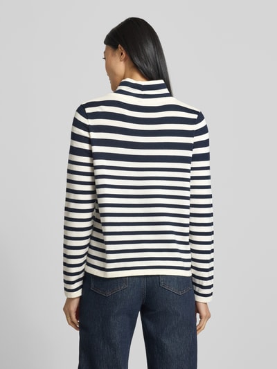 Frauenmodel trägt Strickpullover mit Stehkragen Modell 'LESLEY' von Brax, Regular-Fit, reine Baumwolle, Rückansicht, Rückenlänge 55 cm