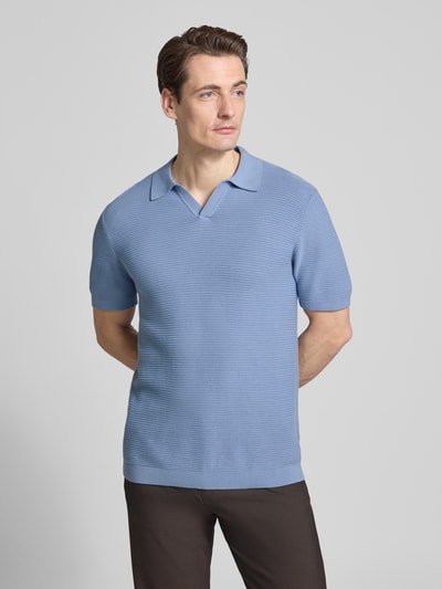 Männermodel trägt Strickshirt mit Polokragen und V-Ausschnitt von Christian Berg Men, Reine Baumwolle, Regular-Fit, Ganzkörperansicht von vorne.