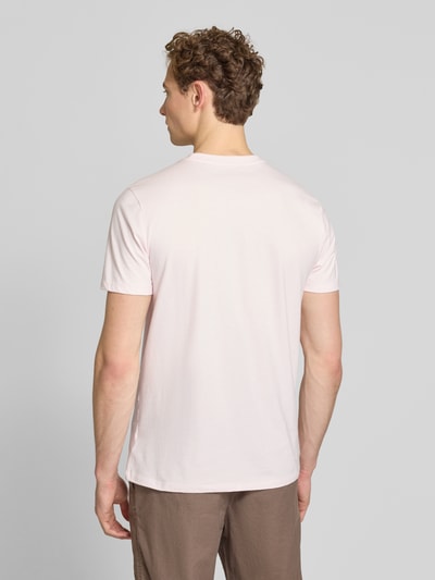 Männermodel trägt T-Shirt mit Logo-Patch und Rundhalsausschnitt von GAP, reine Baumwolle, Straight Fit, Rückansicht, Ganzkörperansicht.