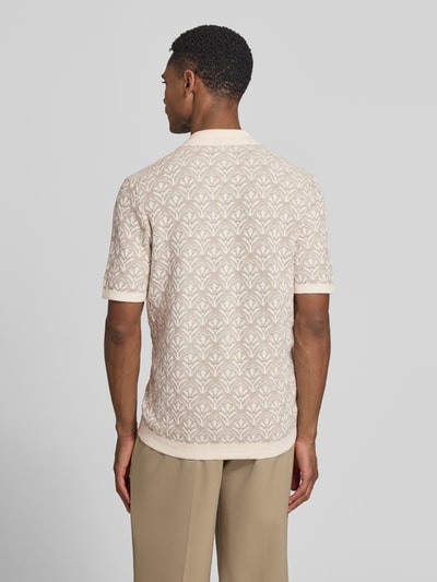 Männermodel trägt Strickshirt mit Polokragen und durchgehender Knopfleiste von MCNEAL im Slim-Fit Allover-Look, beige Töne, Ganzkörperansicht Rückansicht.