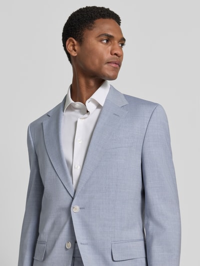 Männermodel trägt Slim Fit Anzug aus reiner Schurwolle Modell 'H-HUGE-2PCS-263' von BOSS in hellblau, glatte Textur, Nahaufnahme Oberkörper, Herren Anzug von BOSS.