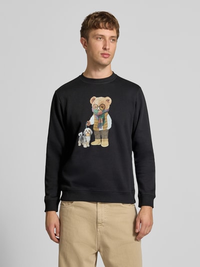 Mannenmodel draagt Sweatshirt mit Motiv-Print van CHILL PILL, katoenmix, regular fit, ronde hals, ruglengte maat M: 68 cm, mouwlengte maat M: 74 cm, zwart met motiefprint, Ganzkörperansicht van voren.