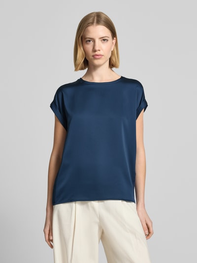 Frauenmodel trägt T-Shirt aus Satin Modell 'ELLETTE' von Vila in Dunkelblau, Relaxed Fit, Rundhalsausschnitt, Kurzarm, Ganzkörperansicht von vorne.
