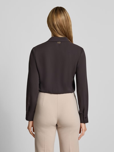 Vrouwenmodel draagt Blusenshirt met Umlegekragen van Rinascimento in recht fit, donkere kleur, lange mouwen met manchetten, rugaanzicht, ruglengte 47 cm, mouwlengte 59 cm.