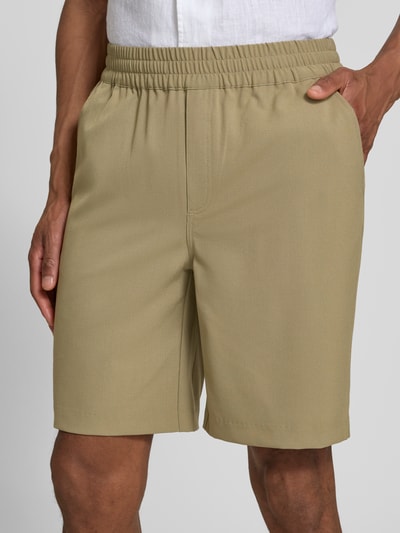 Männermodel trägt Shorts mit elastischem Bund Modell 'Samos' von Casual Friday, Material-Mix mit Viskose-Anteil, Regular-Fit, Nahaufnahme Oberkörper.
